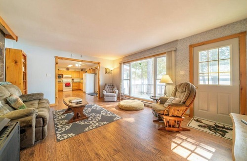North Frontenac Cottage | NEW! Nature Lover's Retreat- Family friendly cottage on Malcolm Lake