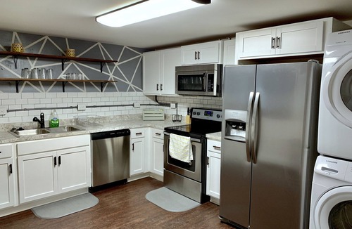 Enderly Park Apartment | NEW Remodeled duplex /6 mins from Airport, Downtown CLT & great food!