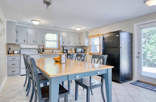 Belspring House | New River Riverfront | Hot Tub + Kayaks | Trophy Muskie Fishing | Near VT