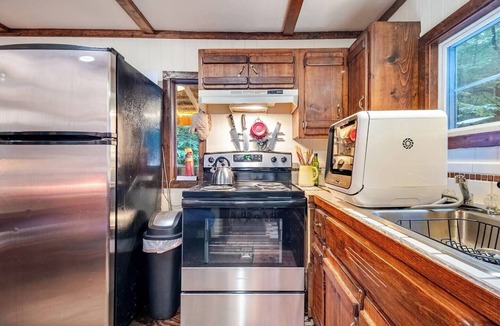 Ansted House | New! Rustic Creekside Cabin-Hot Tub, Cozy, Private