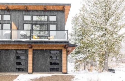 East Kootenay Apartment | New Studio/Fireplace/King Bed/Fabulous Views