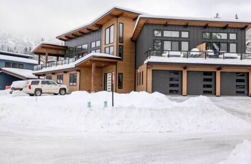 East Kootenay Apartment | New Studio/Fireplace/King Bed/Fabulous Views