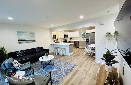 Paw Creek House | Newly Remodeled Clean Modern Home Near Uptown CLT, Airport & More!