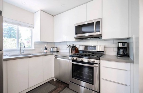 Kitsilano Apartment | Newly Reno`d 2 bdrm Kitsilano Centrally Located
