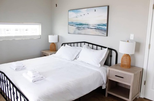 Cottage Line House | Newly Renovated 4 Bedroom Beach House on the Bay