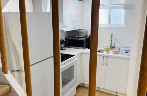 Richmond Hill Apartment | Newly renovated, laundry, separate entrance