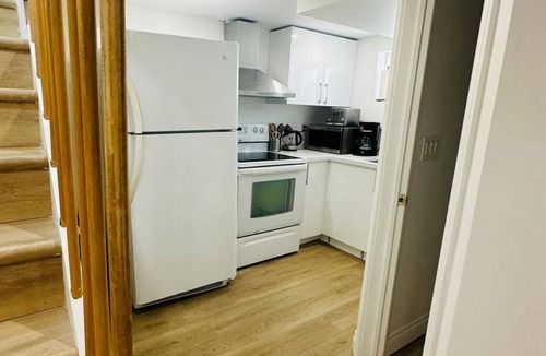 Richmond Hill Apartment | Newly renovated, laundry, separate entrance