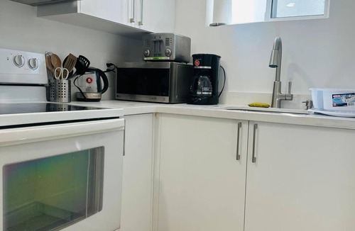 Richmond Hill Apartment | Newly renovated, laundry, separate entrance