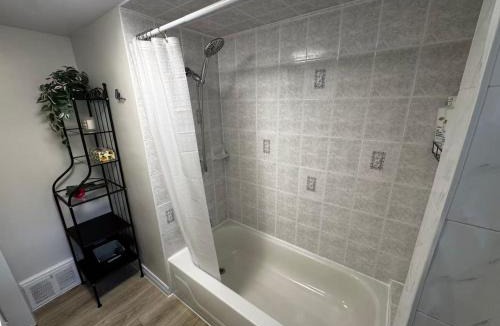 Willowdale House | Newly Renovated Cozy Room Walk to Subway North York