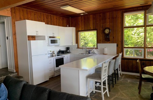 Honey Harbour Cottage | Newly renovated family cottage on Georgian Bay steps from Honey Harbour