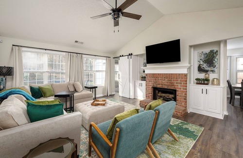 Athens House | Newly Renovated & Luxury Furnished 1 Level House. Close to Everything Athens!