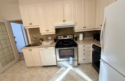 Cote-Des-Neiges—Notre-Dame-De-Grace Apartment | Newly renovated unit