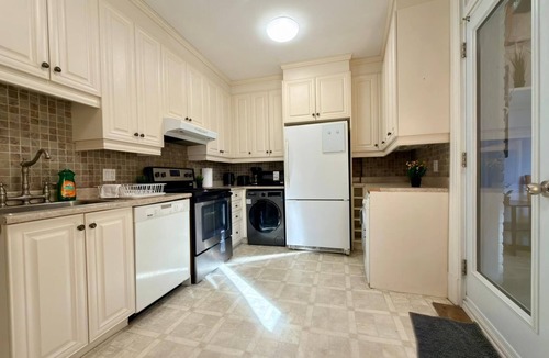 Cote-Des-Neiges—Notre-Dame-De-Grace Apartment | Newly renovated unit