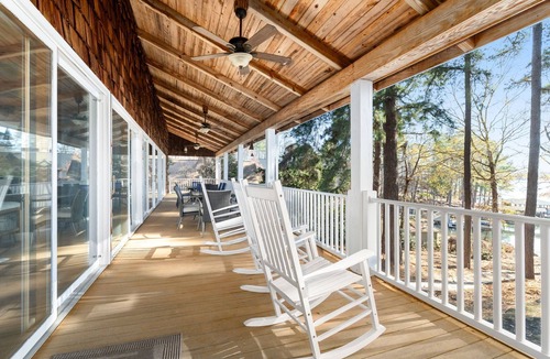 Henrico House | 💥New💥Sandy Beach! Main lake, kayaks, dock, hot tub, theater, game room, dogs!