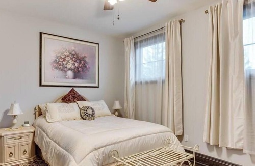 Fort Erie Bed & Breakfast | Niagara River Idyll Luxurious Queen with own bathroom