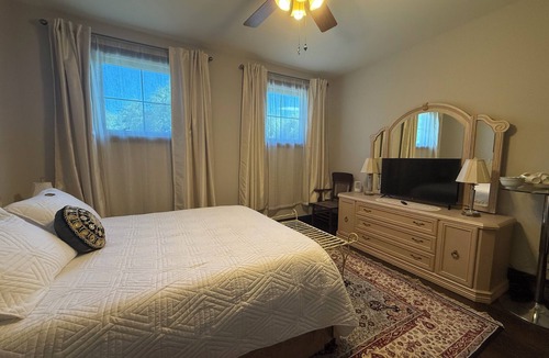 Fort Erie Bed & Breakfast | Niagara River Idyll Luxurious Queen with own bathroom