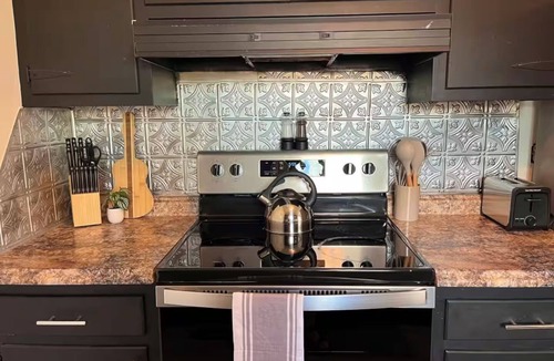 Bristol House | No cleanup chores-Fenced yard, fire pit. Close to I81, downtown. Walk to casino.