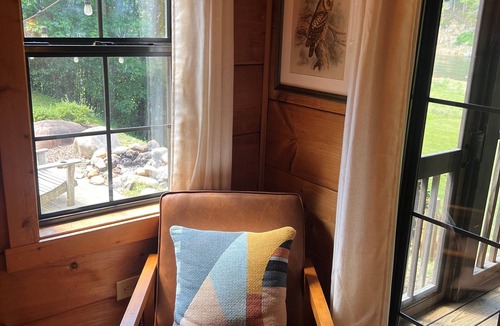 Erwin Cabin | Nolichucky Nook-Cozy, Riverfront Cabin!