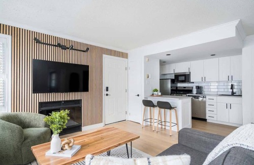 Craigleith Apartment | Nordic Nook - Pool & Shuttle with Patio