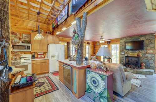 Micaville Cabin | North Carolina Getaway w/Patio! 26 Mi to Slopes