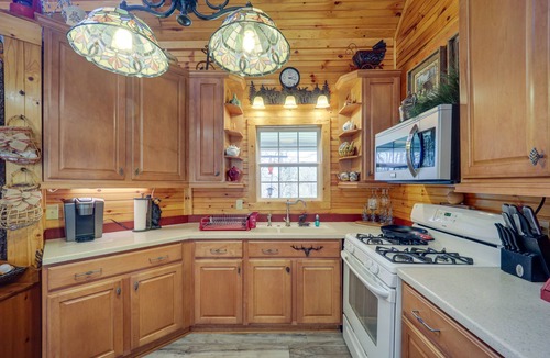 Micaville Cabin | North Carolina Getaway w/Patio! 26 Mi to Slopes
