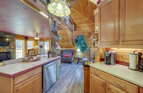Micaville Cabin | North Carolina Getaway w/Patio! 26 Mi to Slopes