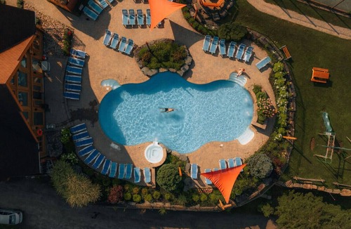 Fiddler Lake Resort Ski Chalet | Nyctale Private Hot Tub & Sauna, Pool, Kayak & Lake