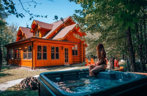 Fiddler Lake Resort Ski Chalet | Nyctale Private Hot Tub & Sauna, Pool, Kayak & Lake
