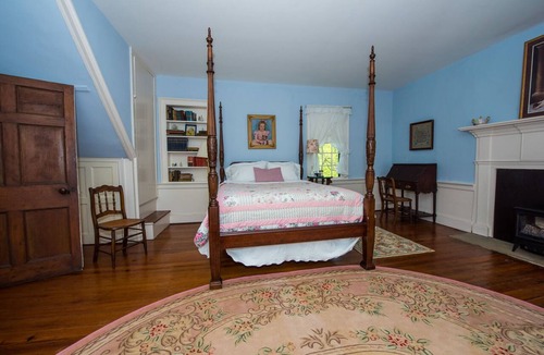 Alton Bed & Breakfast | Oak Grove B&B second-floor suite with two rooms no pets