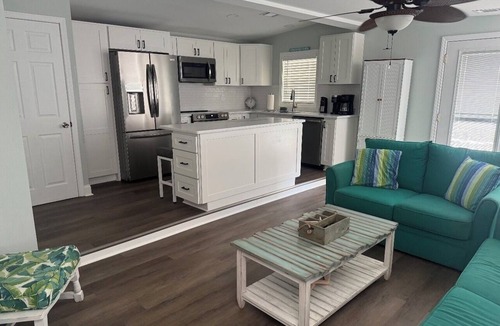 Surfside Beach House | Ocean Lakes Beach House Free Golf Cart Sleeps 6 August Deals
