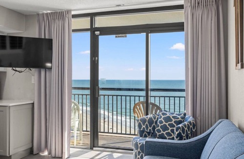Windy Hill Condo | Oceanfront Balcony Condo with Pool and Hot Tub