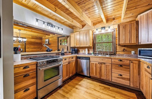 Charter Hills Cabin | On The Rocks: Beech Mtn Getaway w/Hot Tub & Fire Pit