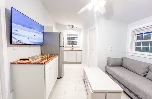 Cedar Point House | On the water with kayaks and a launch, 5 mins from beach, Everything you need!