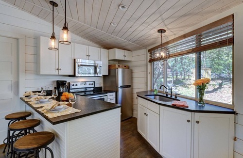 Highlands Cabin | One Block From Main Street. Somehow Completely Peaceful | Old Farm Road Cottage