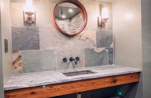 Monroe Apartment | [Optional Hot Tub] Farmhouse style apartment - newly renovated