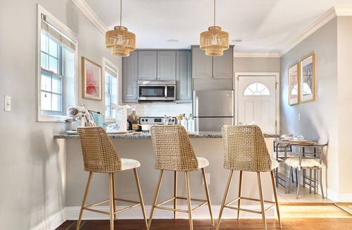 Villa Heights House | Palm Rose inspired 2Br Home Near NoDa & Uptown + Quiet Area and Sleeps 4