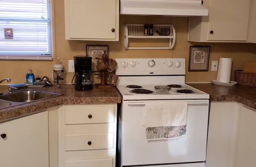 Cleveland House | Paradise Caravan 3/2 in Heart of wine country 20 min drive to Helen full kitchen