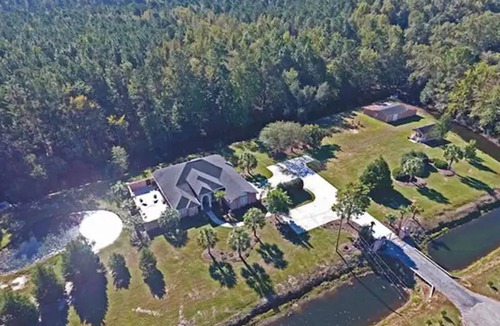 Manning House | Paradise Palms surrounded by man made mote in Manning, South Carolina!