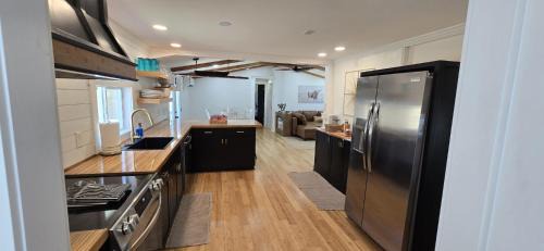 Peletier House | Paradise with a Hottub & Pool, 3 miles to beach