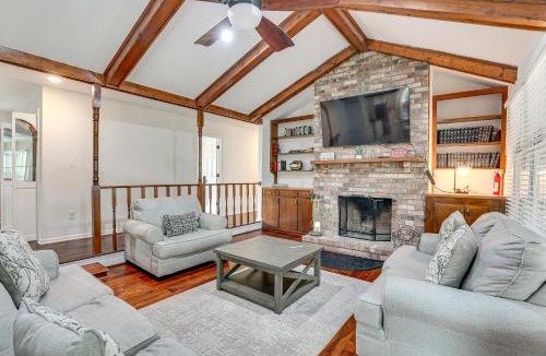 Santee House | Patio + Pool Table: Lake Marion Getaway