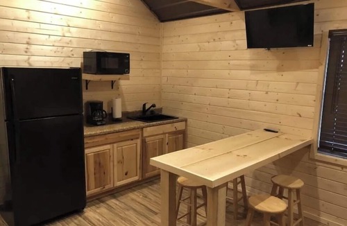 Bluewell Cabin | Peaceful 1-bedroom cabin located at Gold & Blue Cabins in Bluewell
