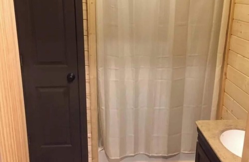 Bluewell Cabin | Peaceful 1-bedroom cabin located at Gold & Blue Cabins in Bluewell