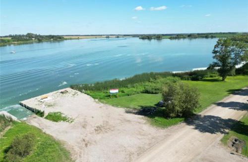 Manitoba House | Peaceful 3BR Lakeside Escape, Neepawa, Canada