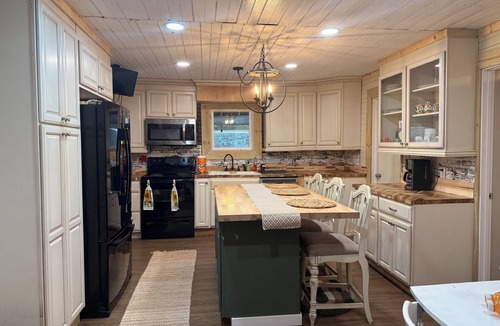 Kegley House | Peaceful 4-bedroom farmhouse with hot tub close to ATV trails and WinterPlace