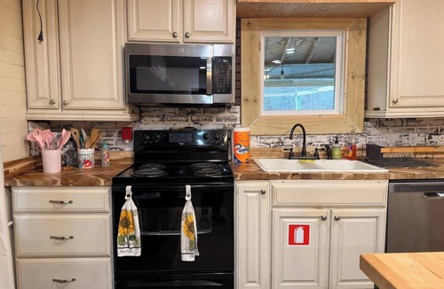 Kegley House | Peaceful 4-bedroom farmhouse with hot tub close to ATV trails and WinterPlace