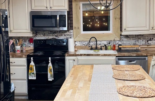Kegley House | Peaceful 4-bedroom farmhouse with hot tub close to ATV trails and WinterPlace