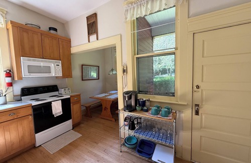 Ballard House | Peaceful, affordable cottage perfect for your next mountain getaway