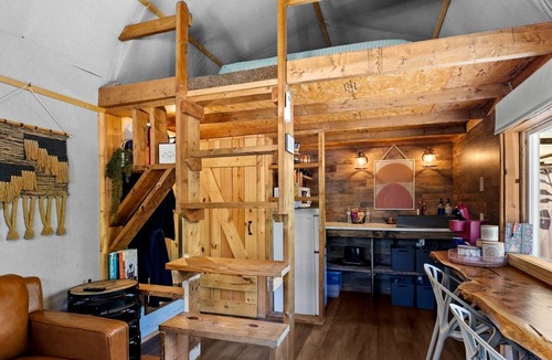Newport Cabin | Peaceful Cabin Retreat with Spa Features & Unique Farm Vibes in Newport, Tennessee
