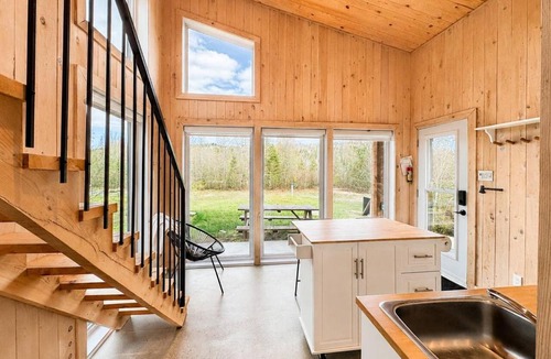 Sainte-Marguerite-du-Lac-Masson House | Peaceful Lake Chalet with Kayaks & BBQ & Fire Pit - Holiday Home