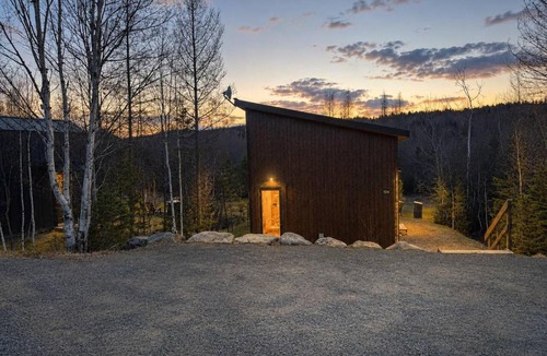Sainte-Marguerite-du-Lac-Masson House | Peaceful Lake Chalet with Kayaks & BBQ & Fire Pit - Holiday Home